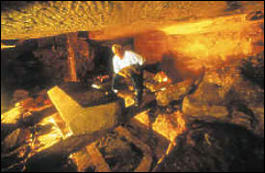 Захи Хавасс в шахте Осирийона Гизы